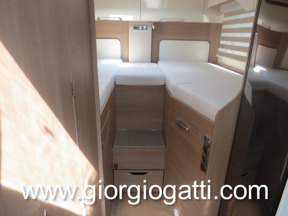 CAMPER MOTORHOME BUERSTNER IXEO I 690 CON GARAGE