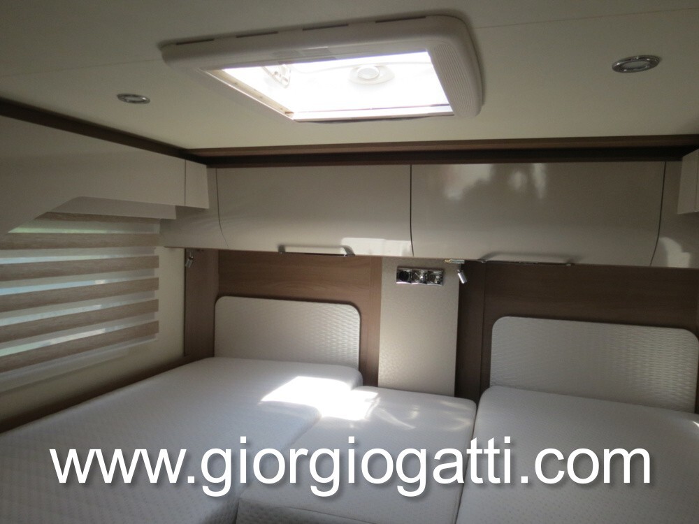 CAMPER MOTORHOME BUERSTNER IXEO I 690 CON GARAGE