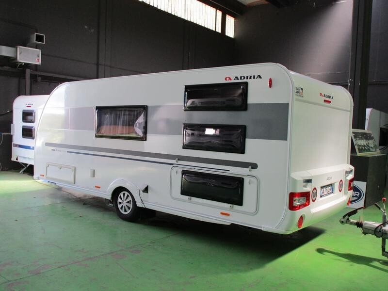 Adria Adora 573PT molto spaziosa, 7 posti e mover