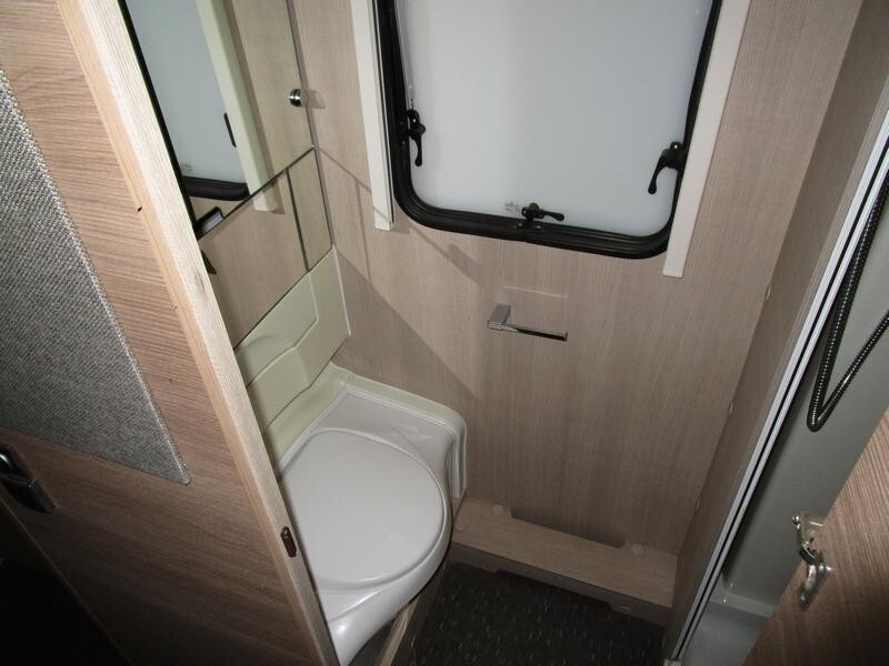 Adria Adora 573PT molto spaziosa, 7 posti e mover