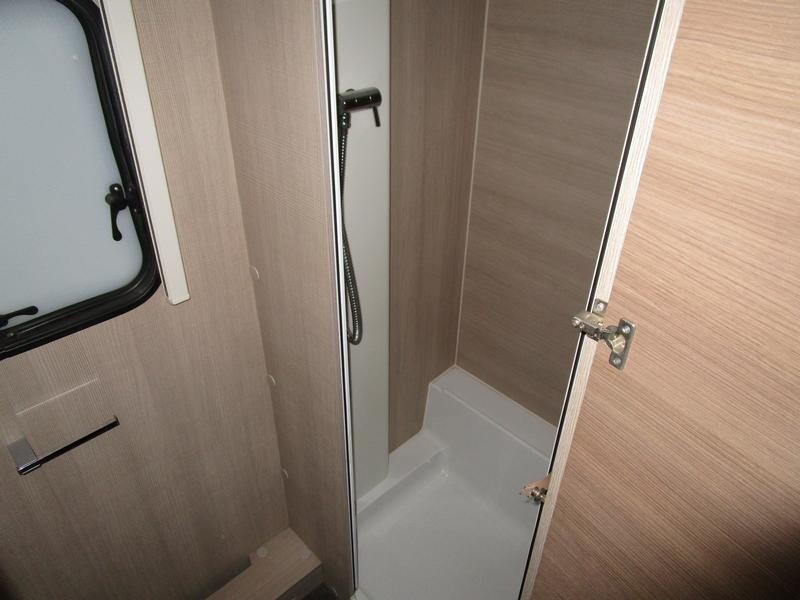 Adria Adora 573PT molto spaziosa, 7 posti e mover