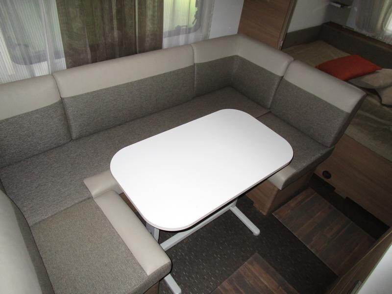 Adria Adora 573PT molto spaziosa, 7 posti e mover