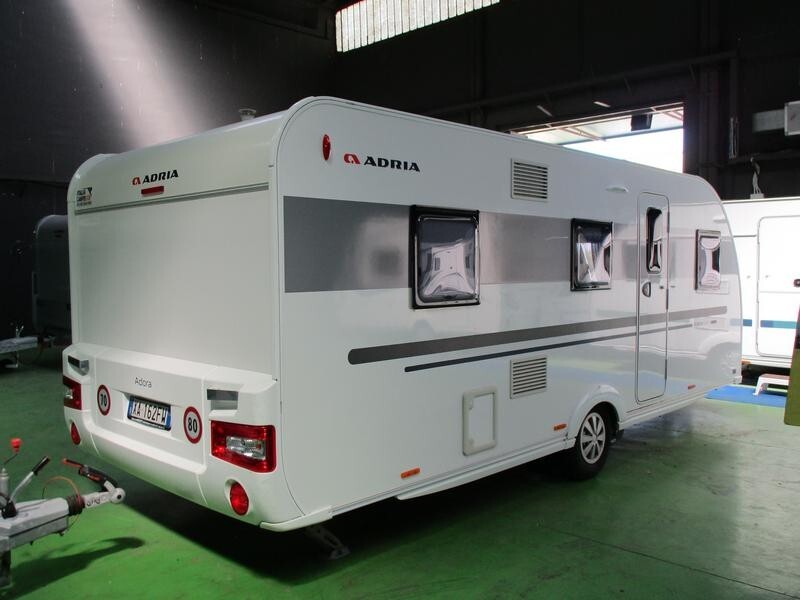 Adria Adora 573PT molto spaziosa, 7 posti e mover
