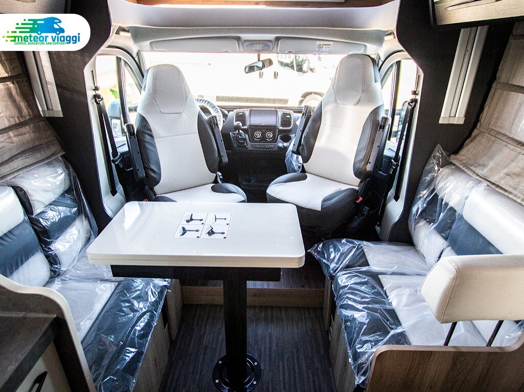 Camper Semintegrale 4 posti Elnagh T-Loft 582 - Le