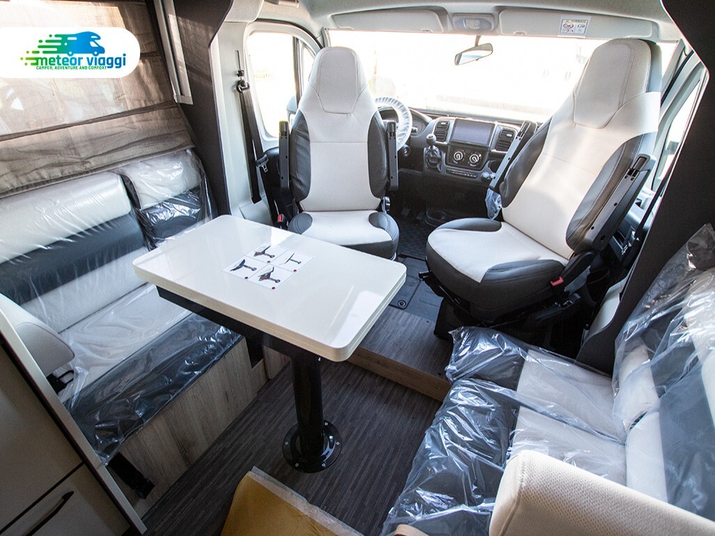 Camper Semintegrale 4 posti Elnagh T-Loft 582 - Le