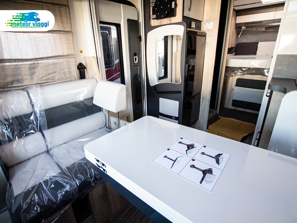 Camper Semintegrale 4 posti Elnagh T-Loft 582 - Le