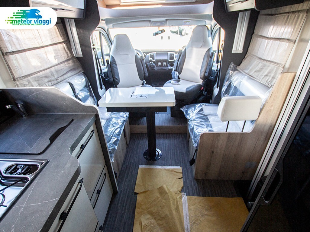 Camper Semintegrale 4 posti Elnagh T-Loft 582 - Le