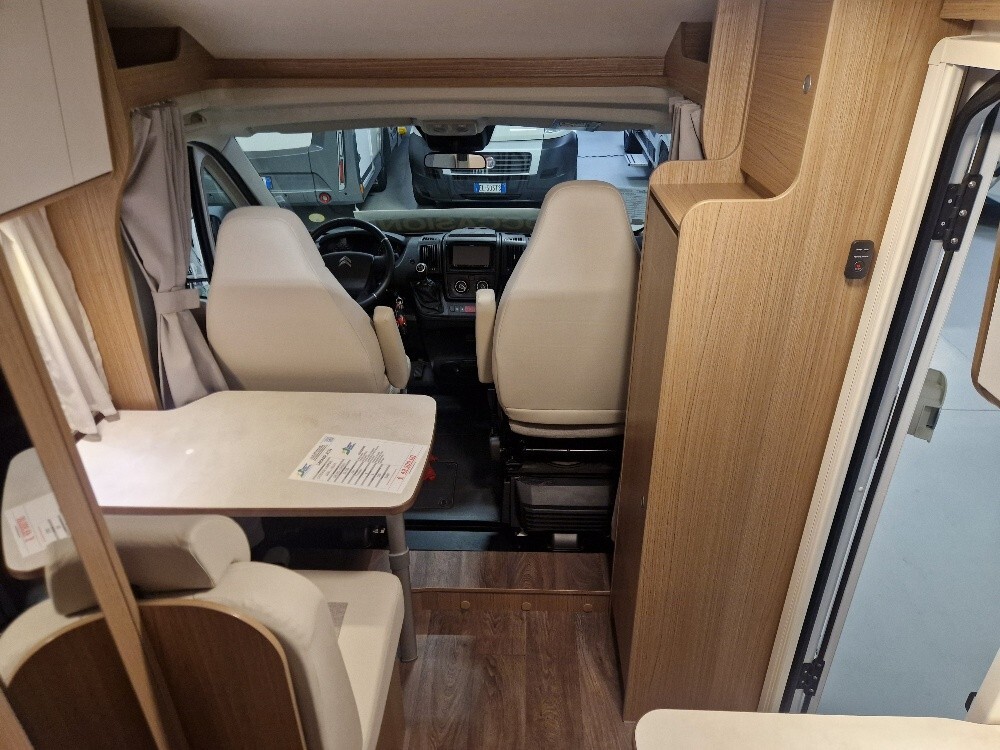 CAMPER VAN CARADO V132