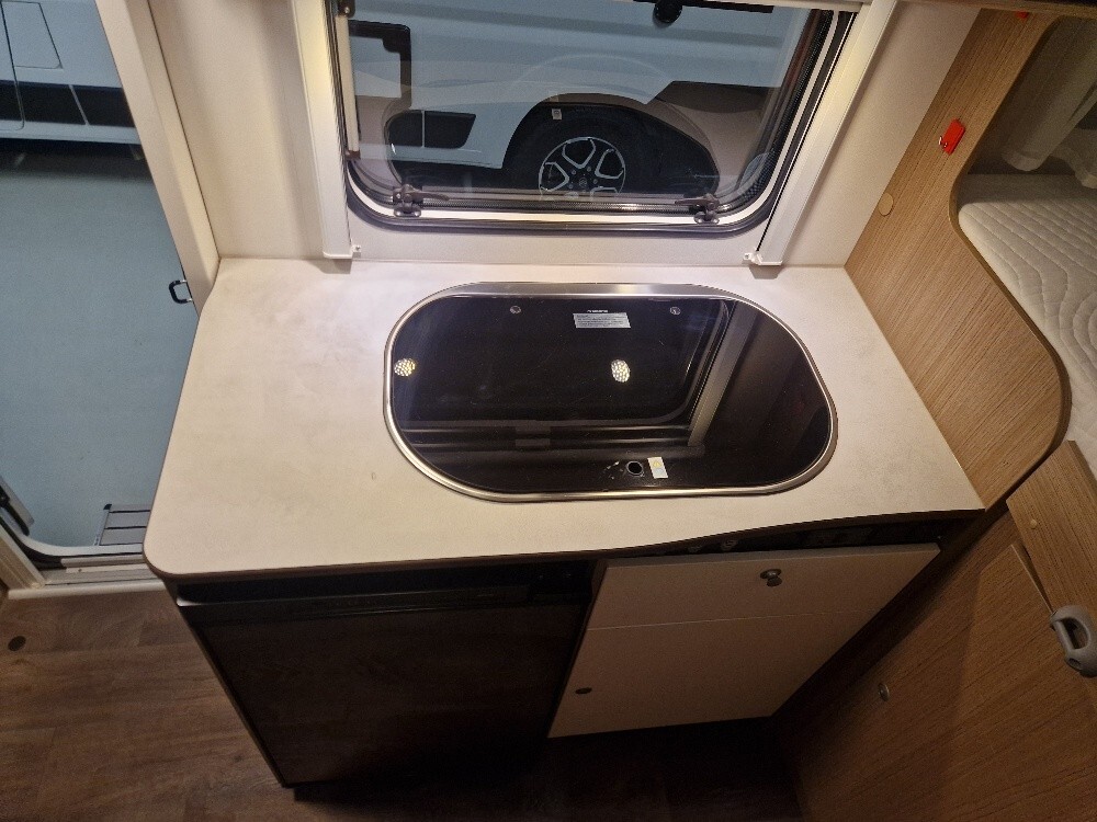 CAMPER VAN CARADO V132