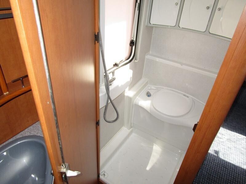 Caravan LMC 4 posti spaziosa e con veranda ampia