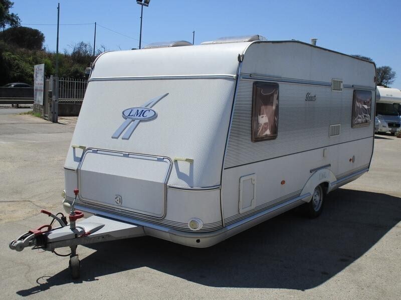 Caravan LMC 4 posti spaziosa e con veranda ampia