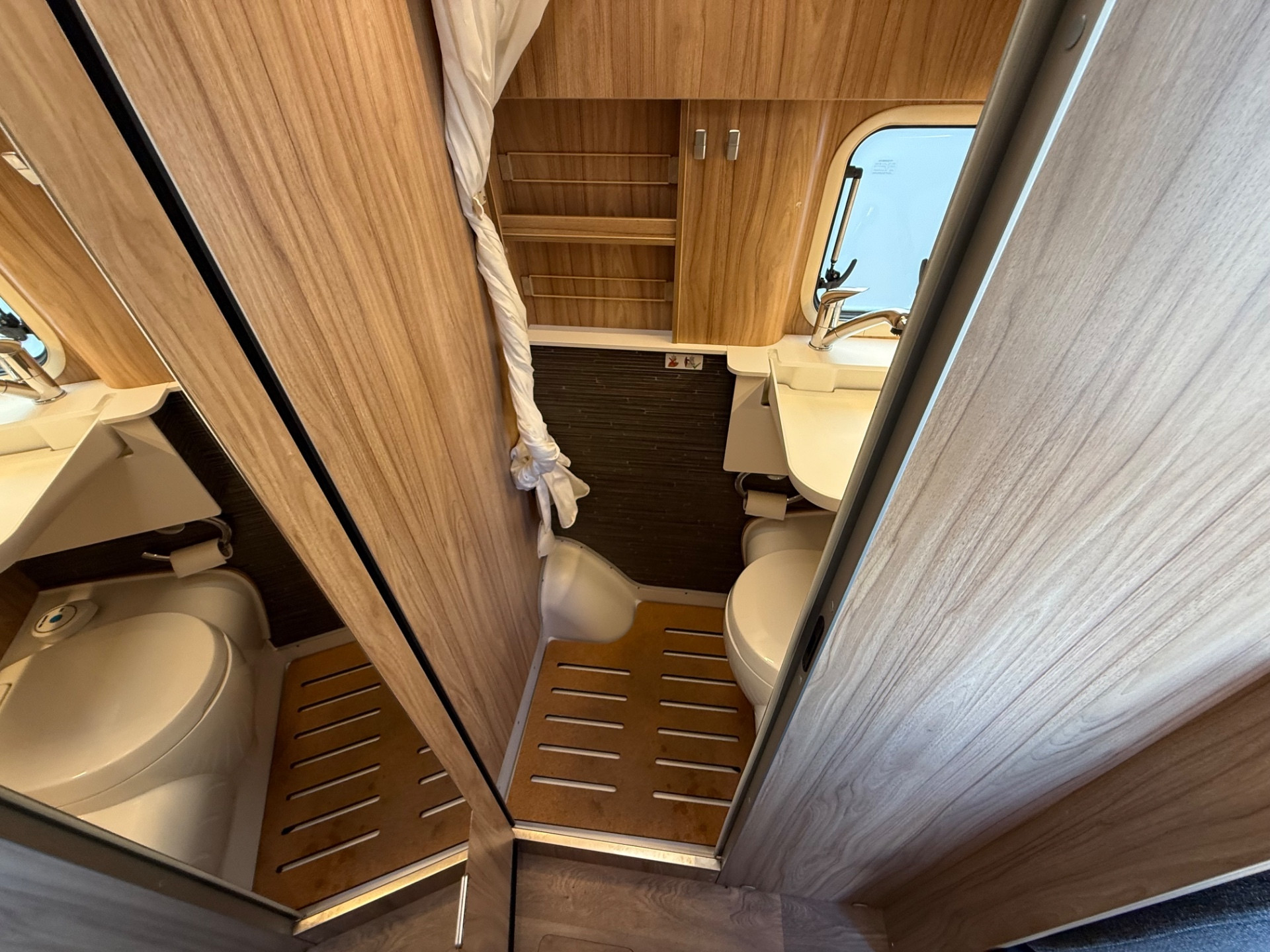 HYMER GRAND CANYON S CROSSOVER 5.93 MERCEDES AUTOM