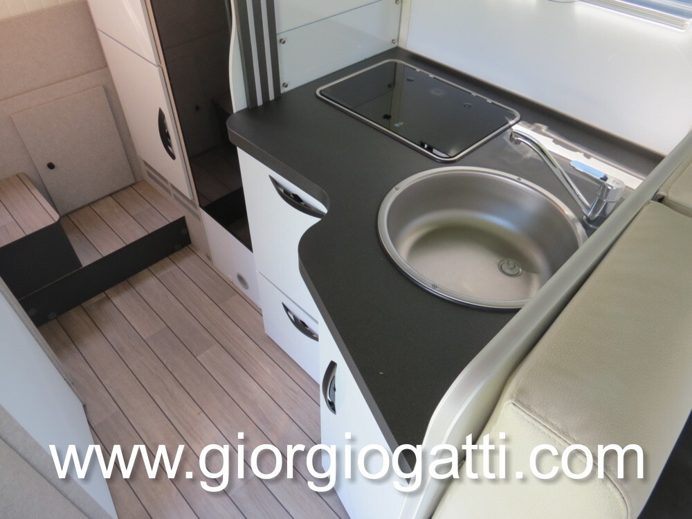 Camper Semintegrale Mclouis MC4 360 con cambio aut