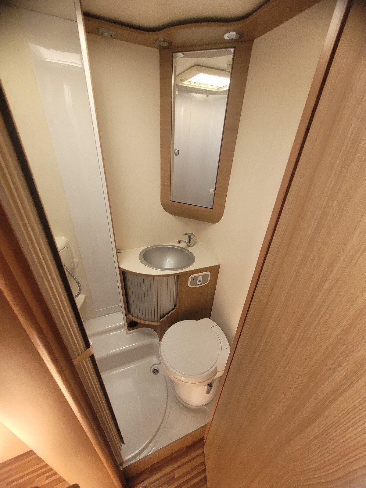 Adria MATRIX M 680 SP AMPIO GARAGE