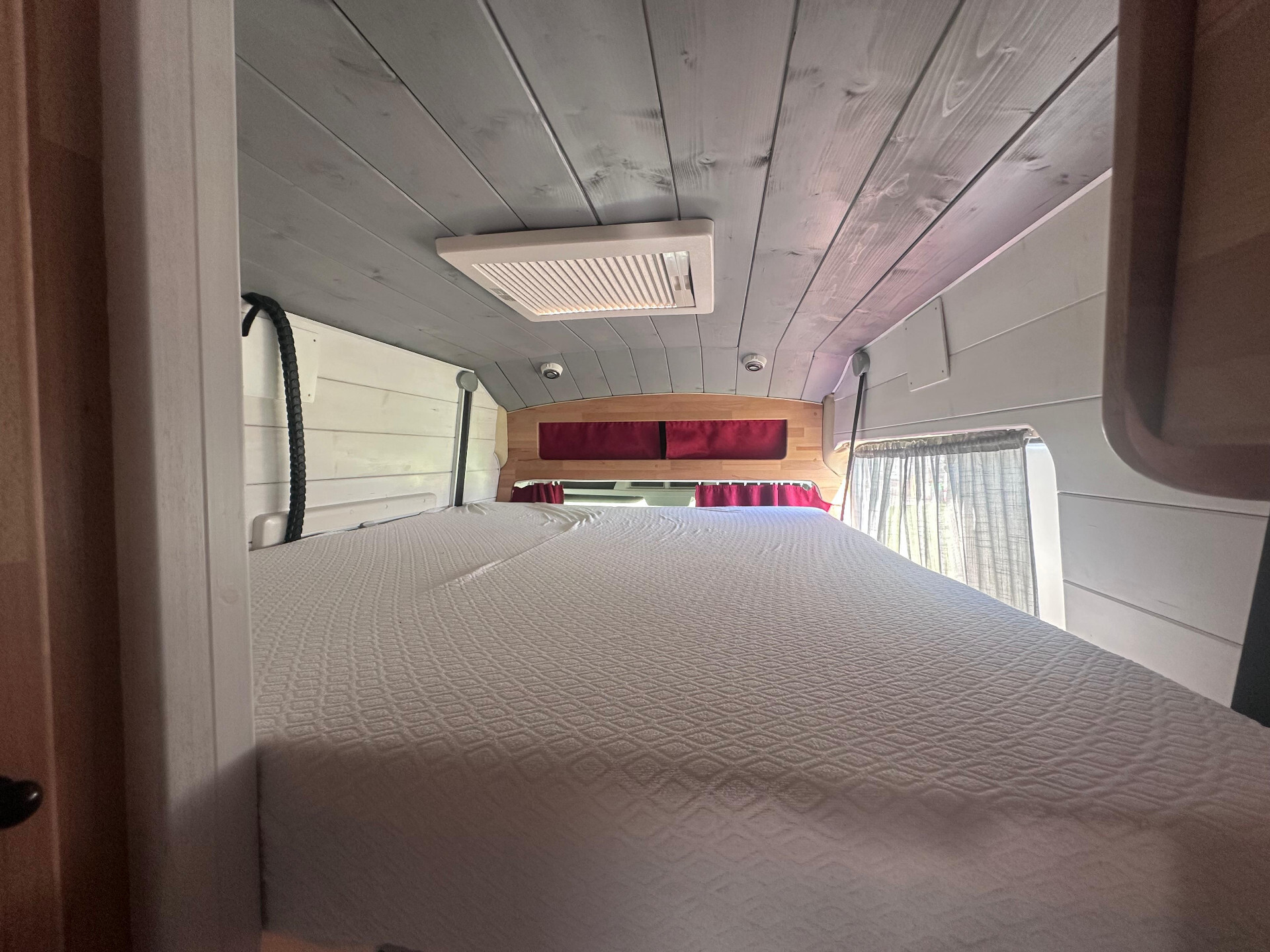 Furgonato Camperizzato con letto basculante elettr