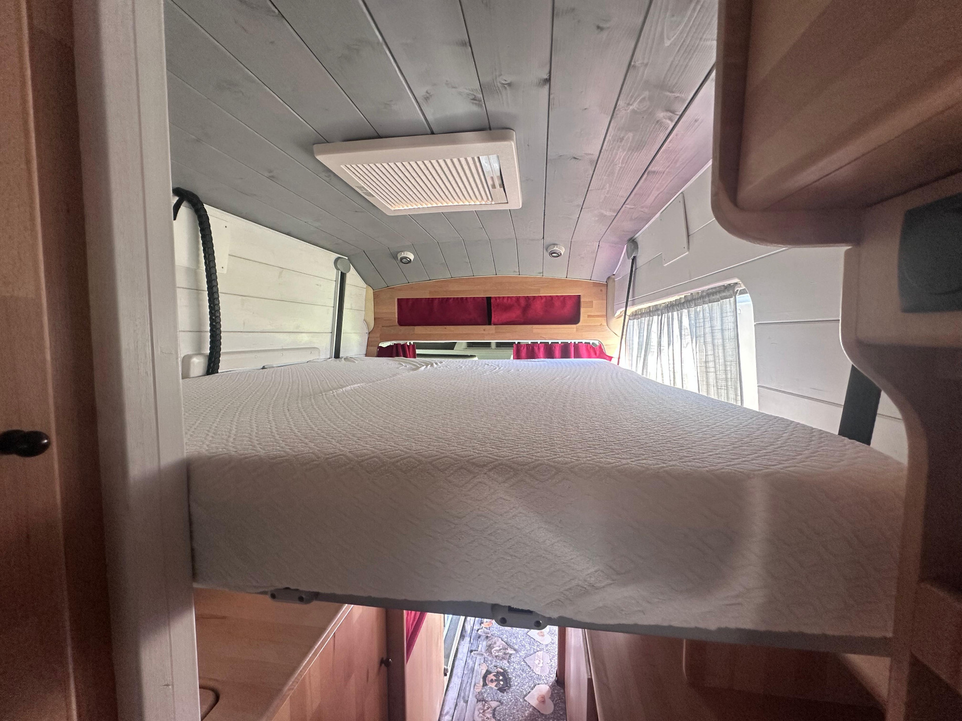 Furgonato Camperizzato con letto basculante elettr