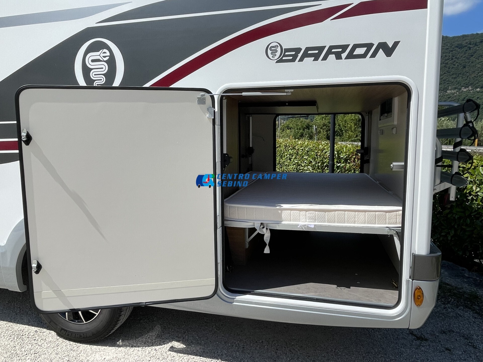 Elnagh Baron 20 camper mansardato 8 posti letto e 