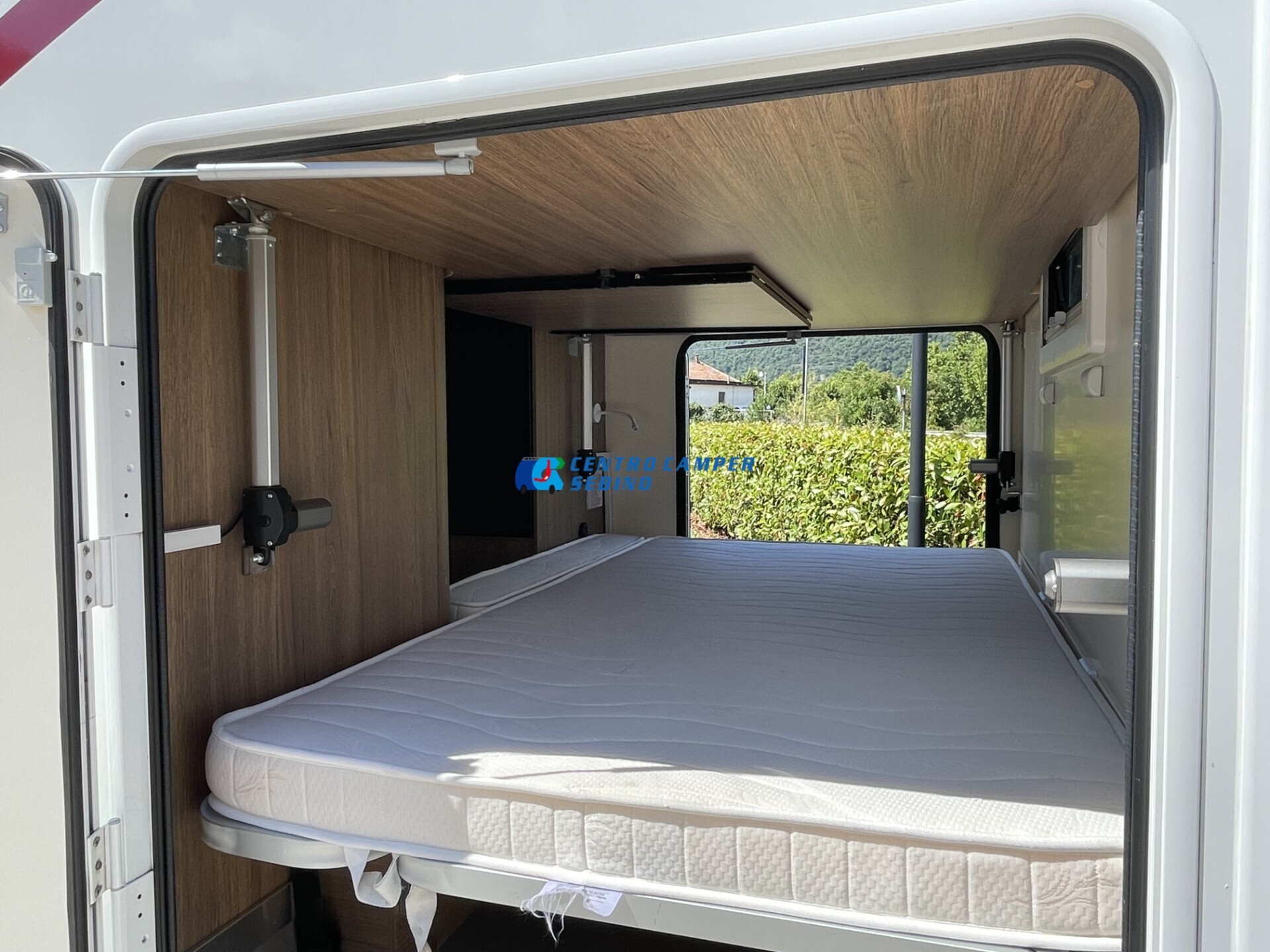 Elnagh Baron 20 camper mansardato 8 posti letto e 