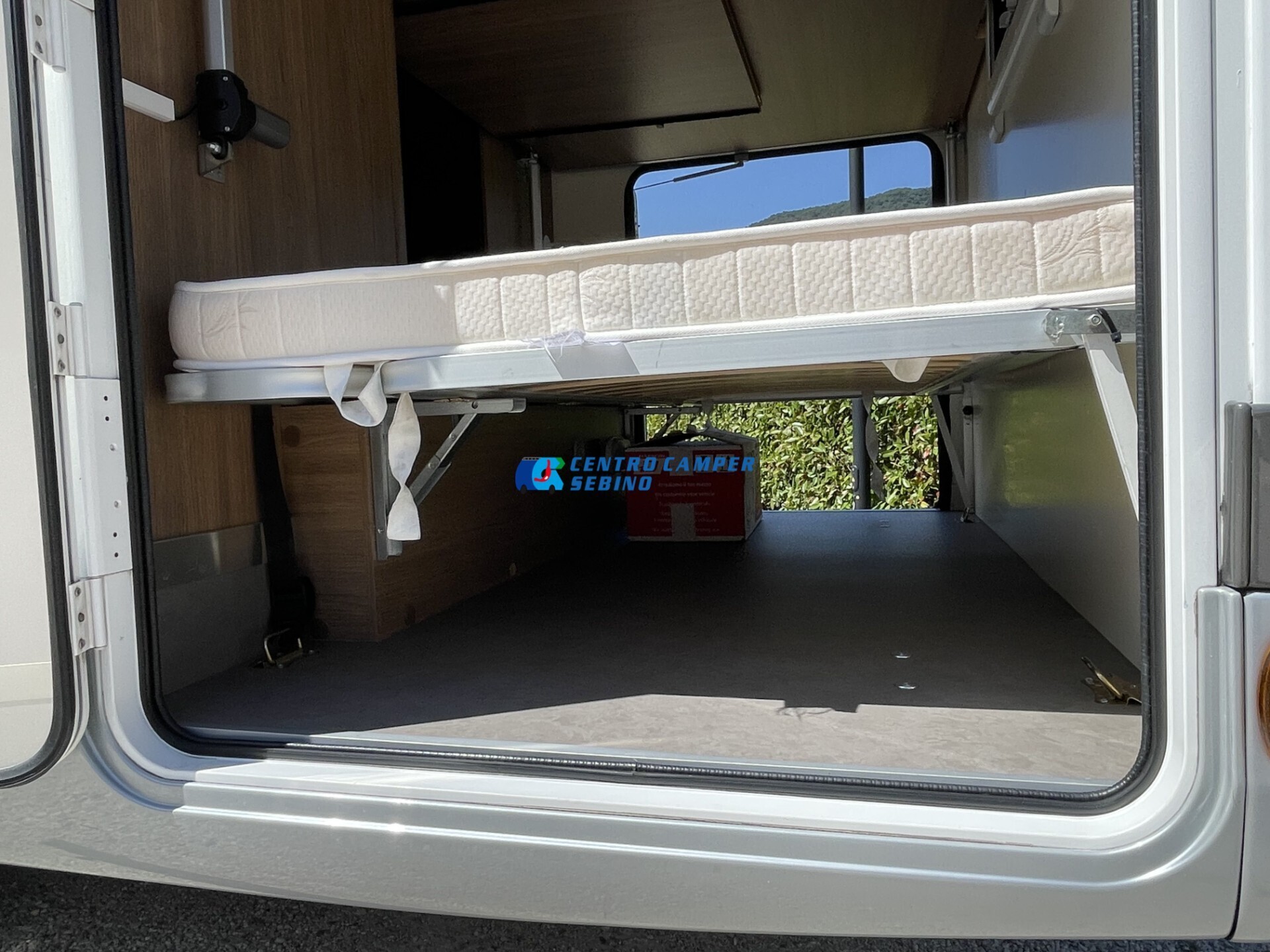 Elnagh Baron 20 camper mansardato 8 posti letto e 