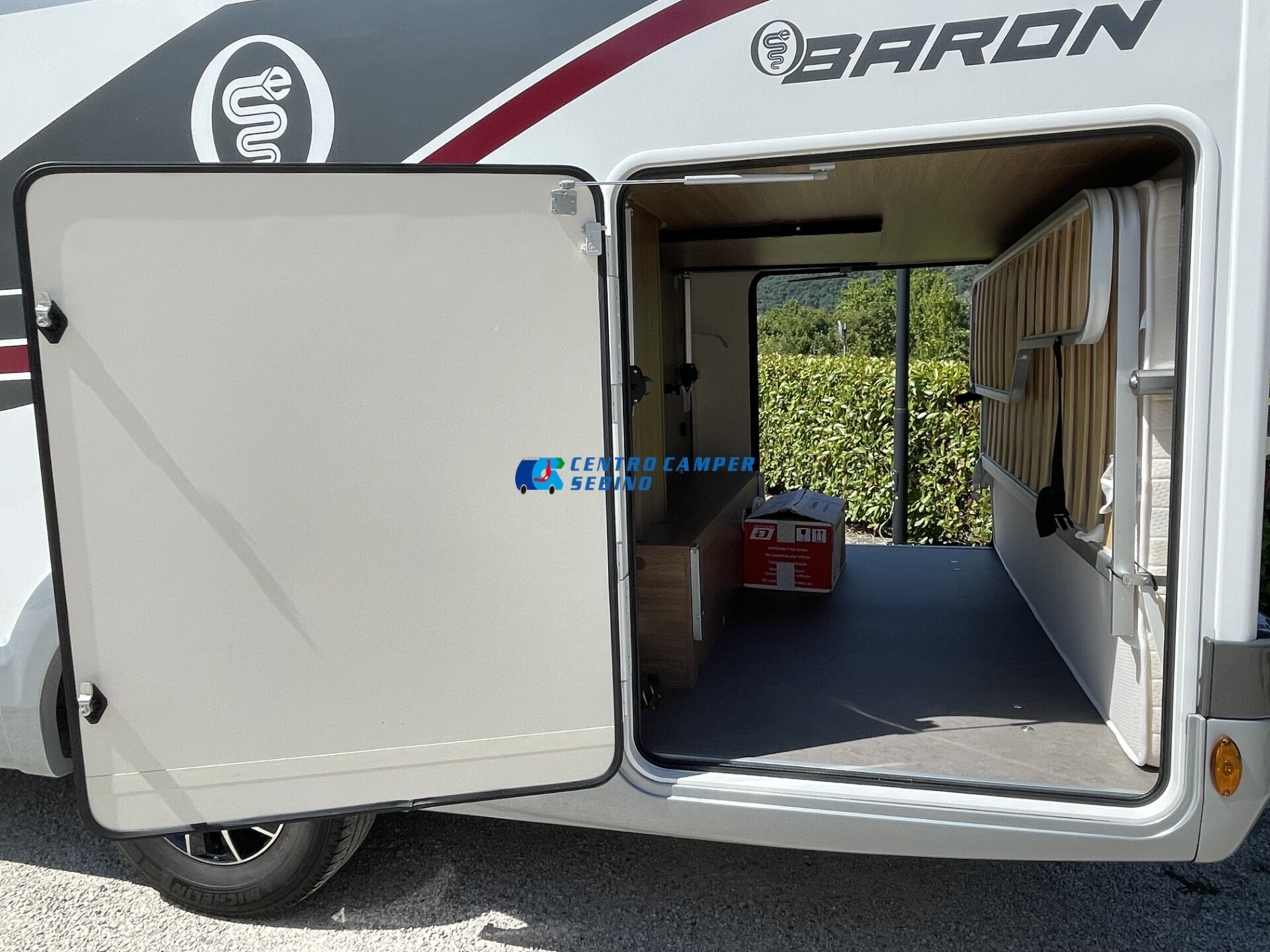 Elnagh Baron 20 camper mansardato 8 posti letto e 