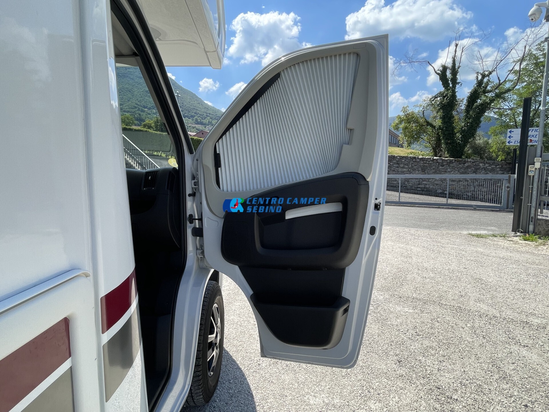 Elnagh Baron 20 camper mansardato 8 posti letto e 