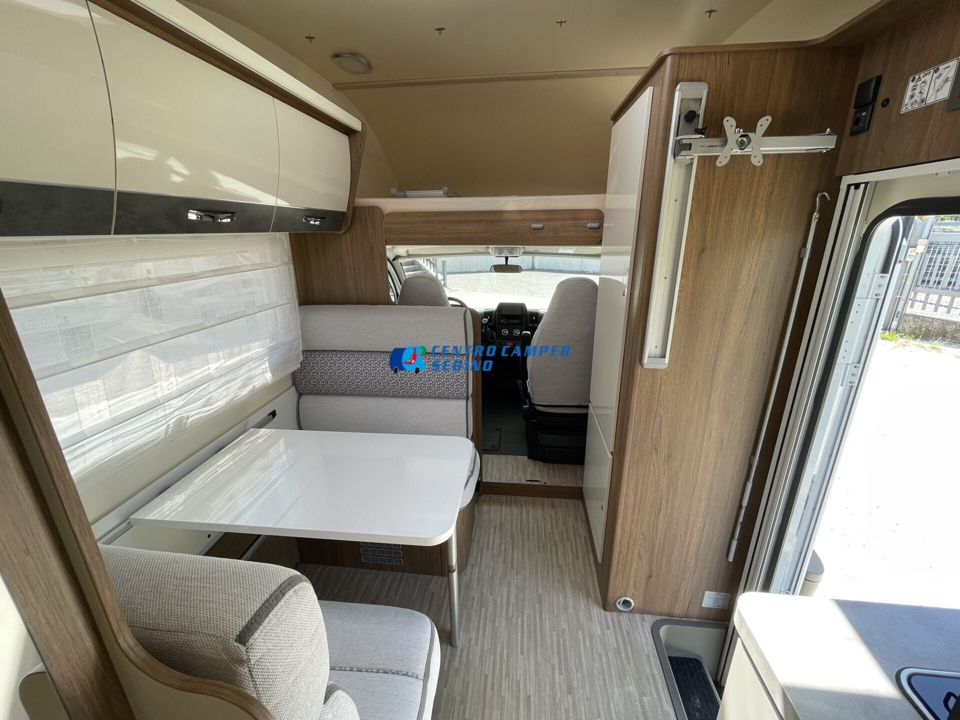 Elnagh Baron 20 camper mansardato 8 posti letto e 