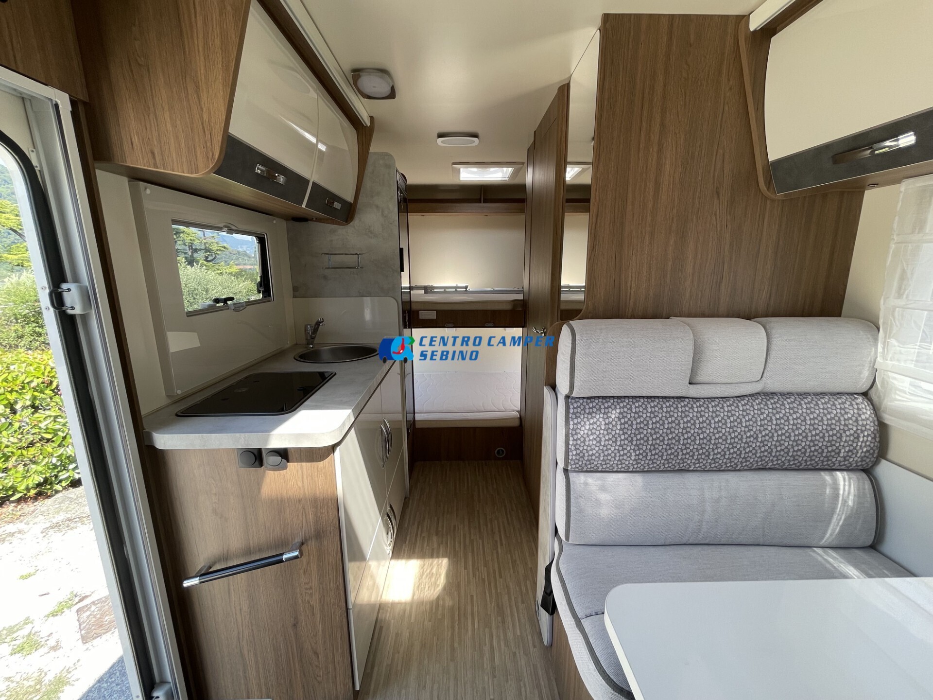Elnagh Baron 20 camper mansardato 8 posti letto e 
