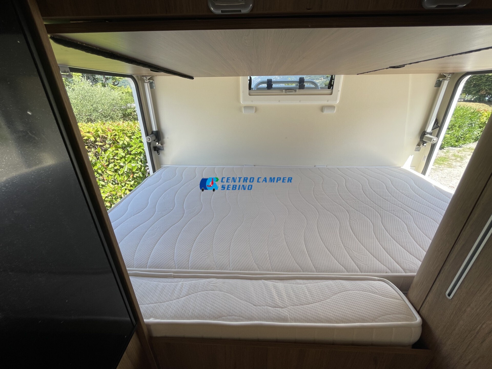 Elnagh Baron 20 camper mansardato 8 posti letto e 