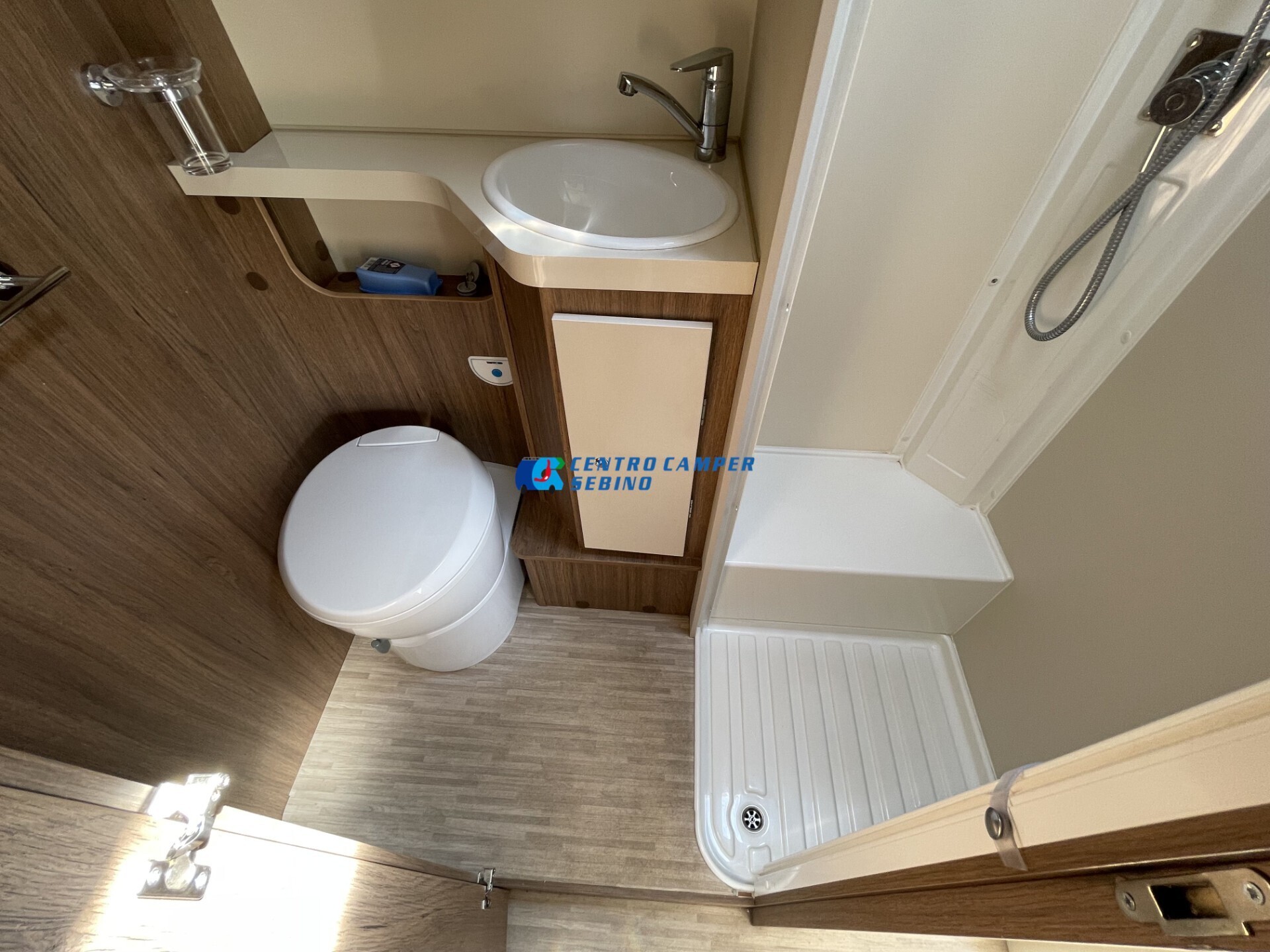 Elnagh Baron 20 camper mansardato 8 posti letto e 