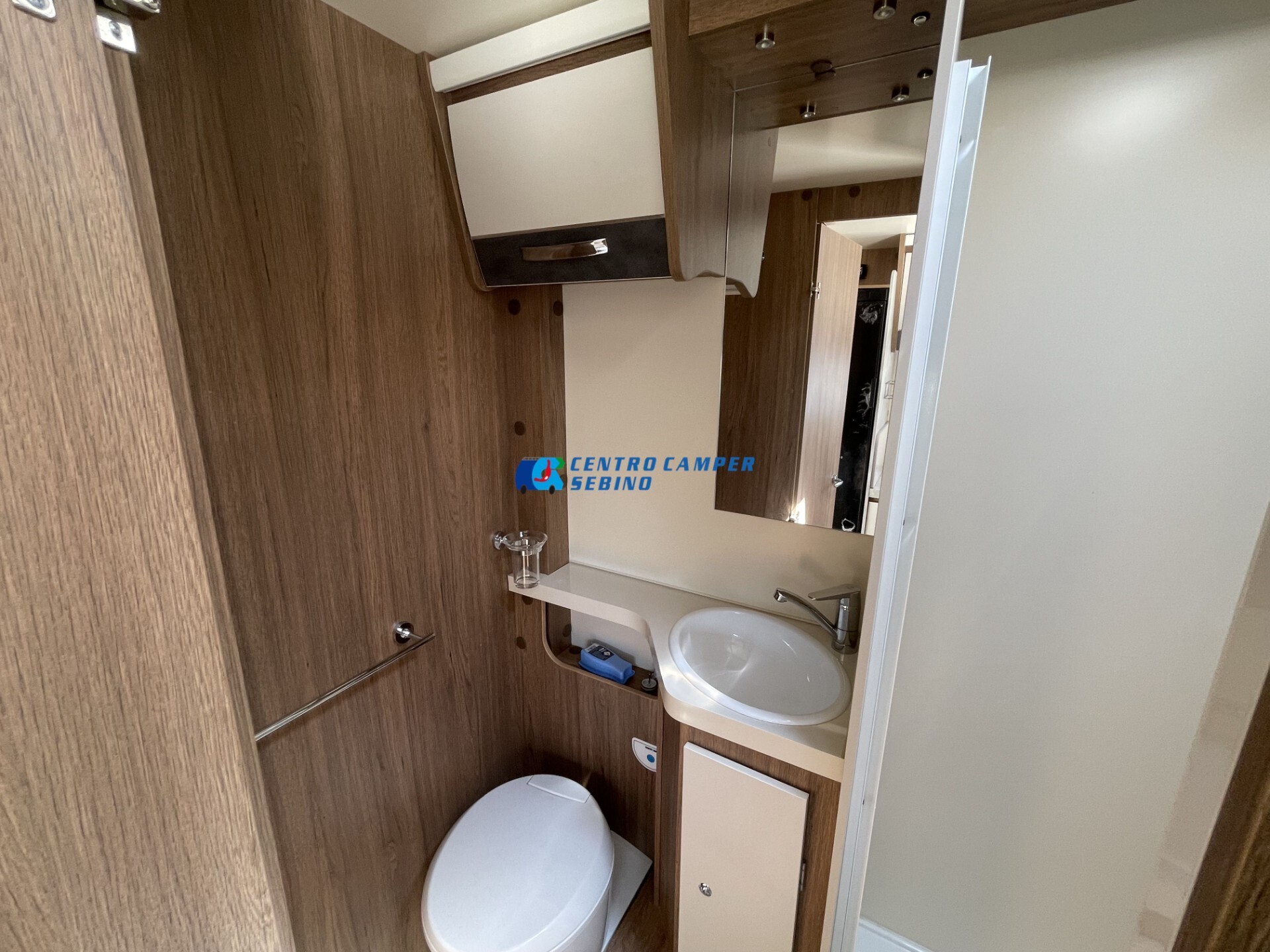 Elnagh Baron 20 camper mansardato 8 posti letto e 