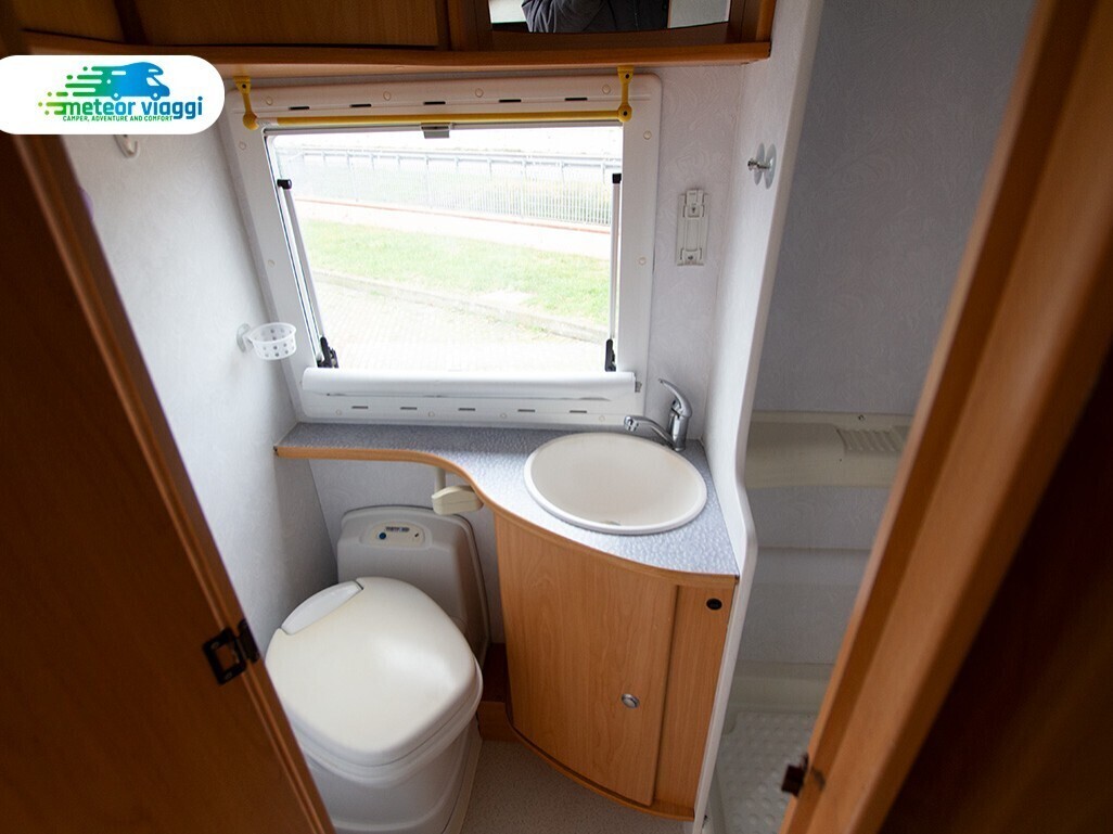 Camper mansardato 5 posti Challenger 172