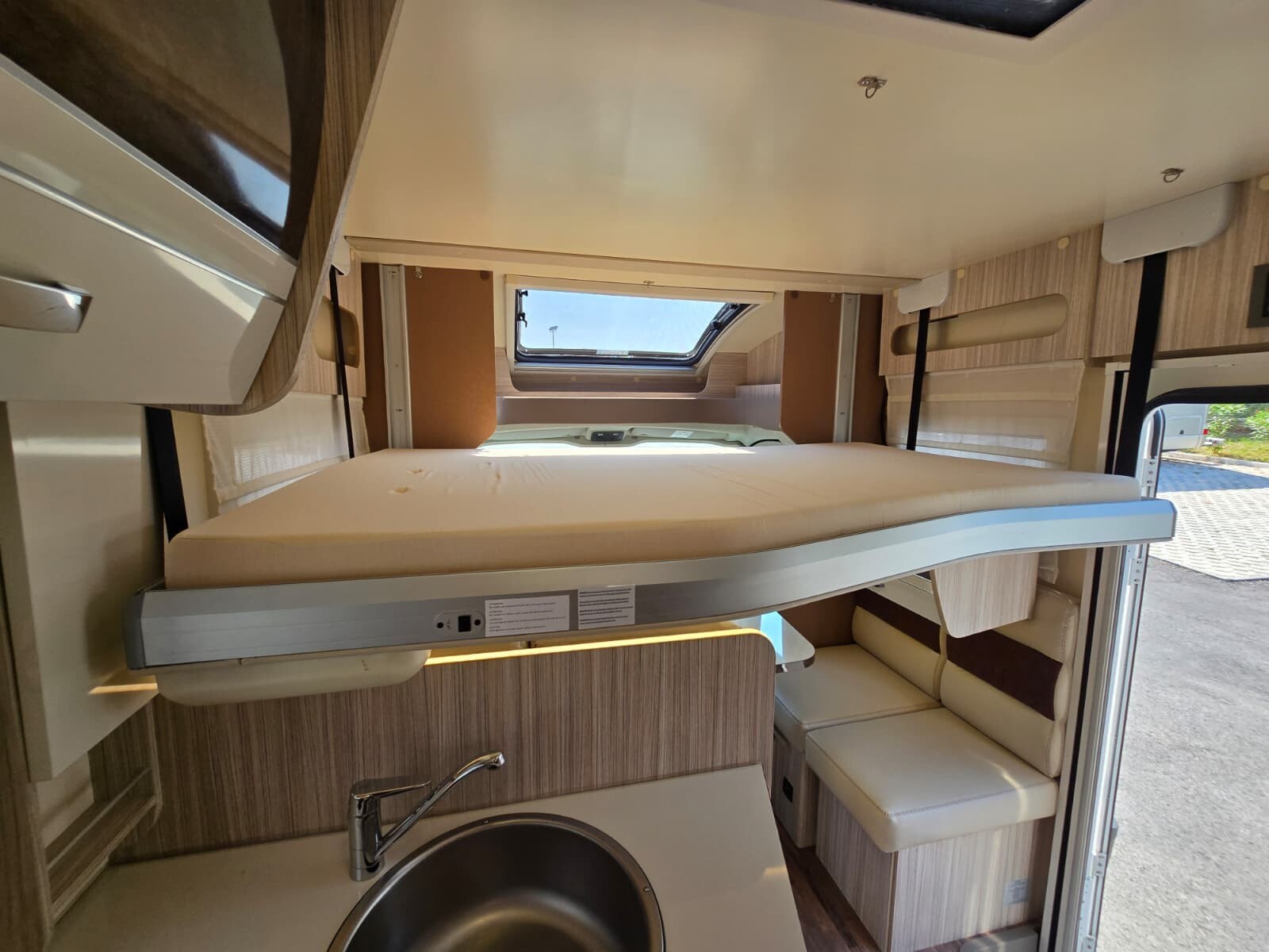 Elnagh T-LOFT 450 - SEMINTEGRALE CON GARAGE E BASC