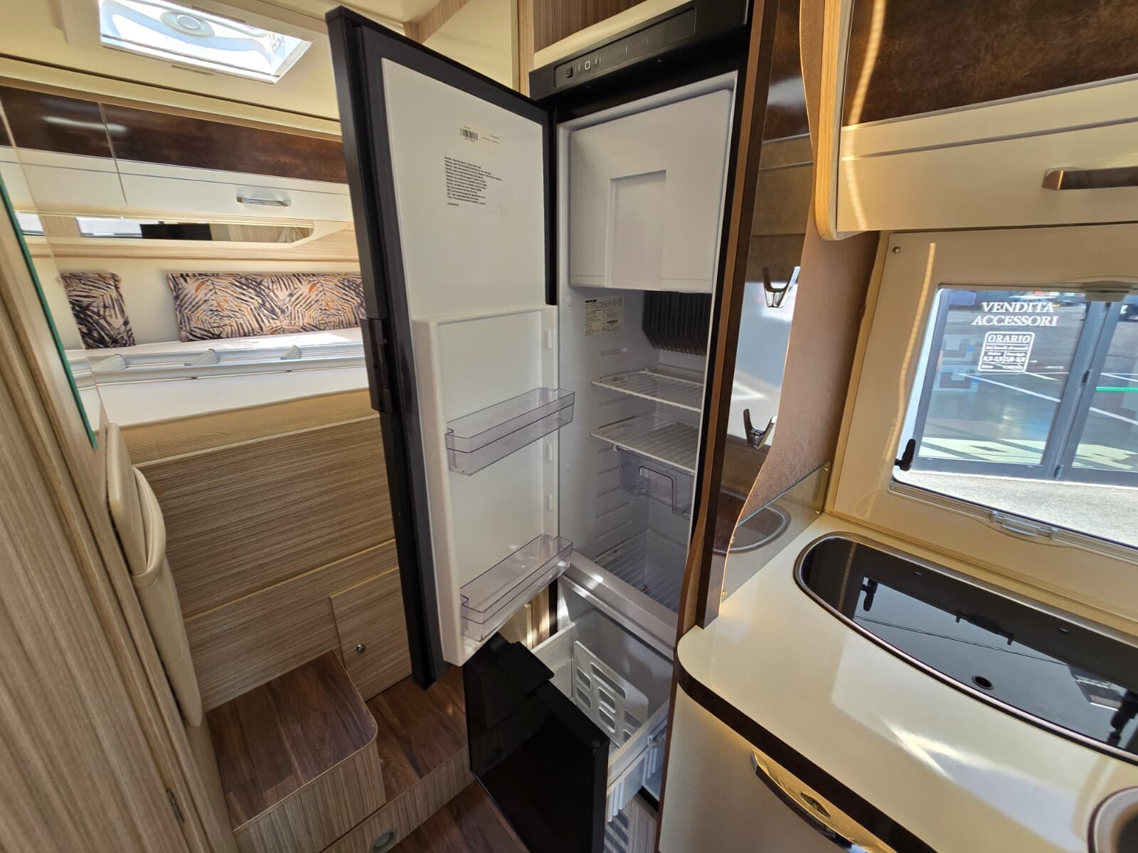 Elnagh T-LOFT 450 - SEMINTEGRALE CON GARAGE E BASC
