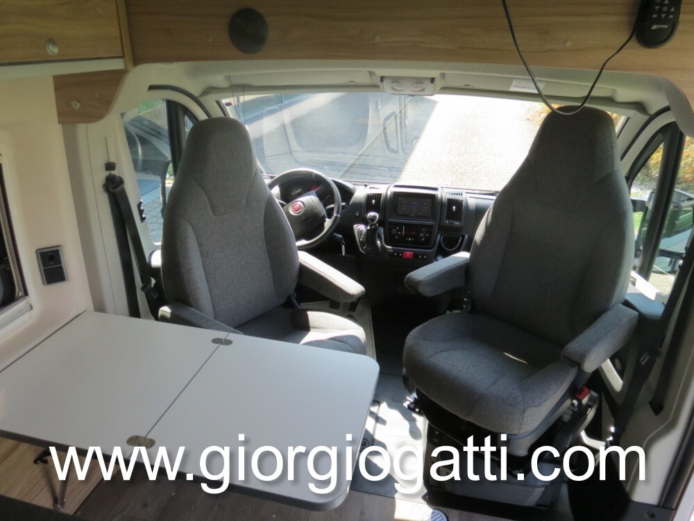 camper puro Hymer Grand Canyon van con cambio auto