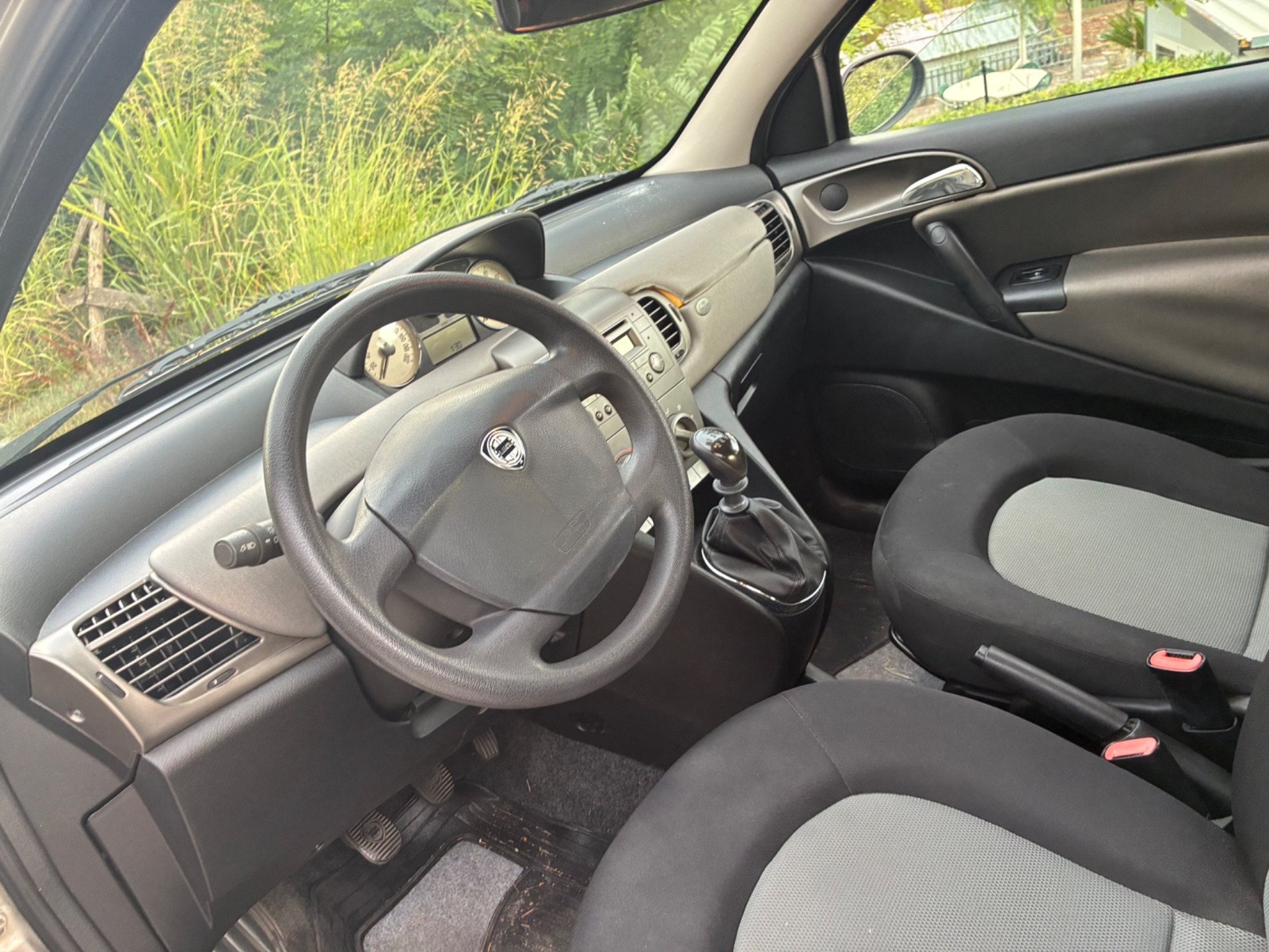 Lancia YPSILON 2005 من إيطاليا