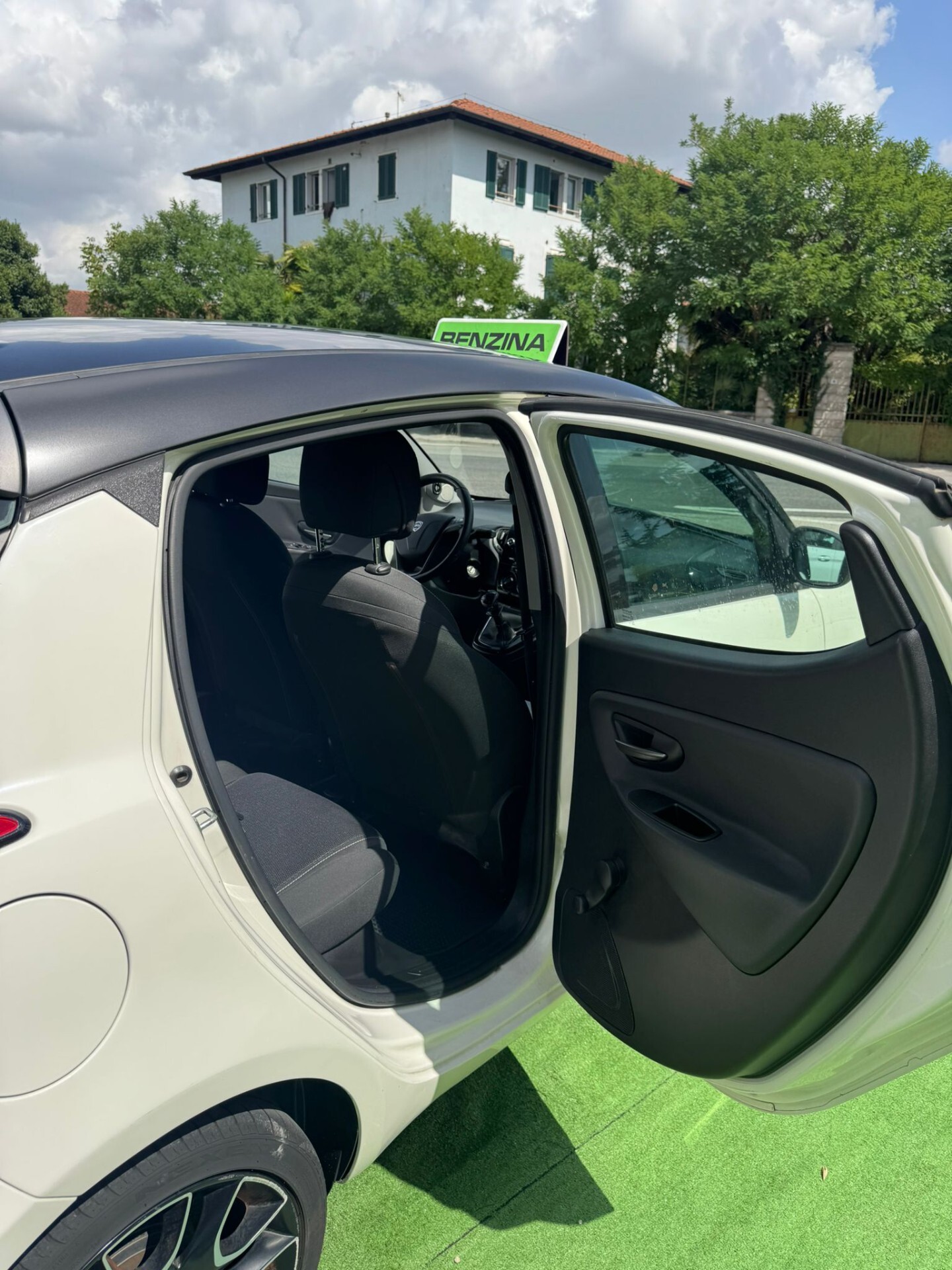 Lancia YPSILON 2014 из Италии