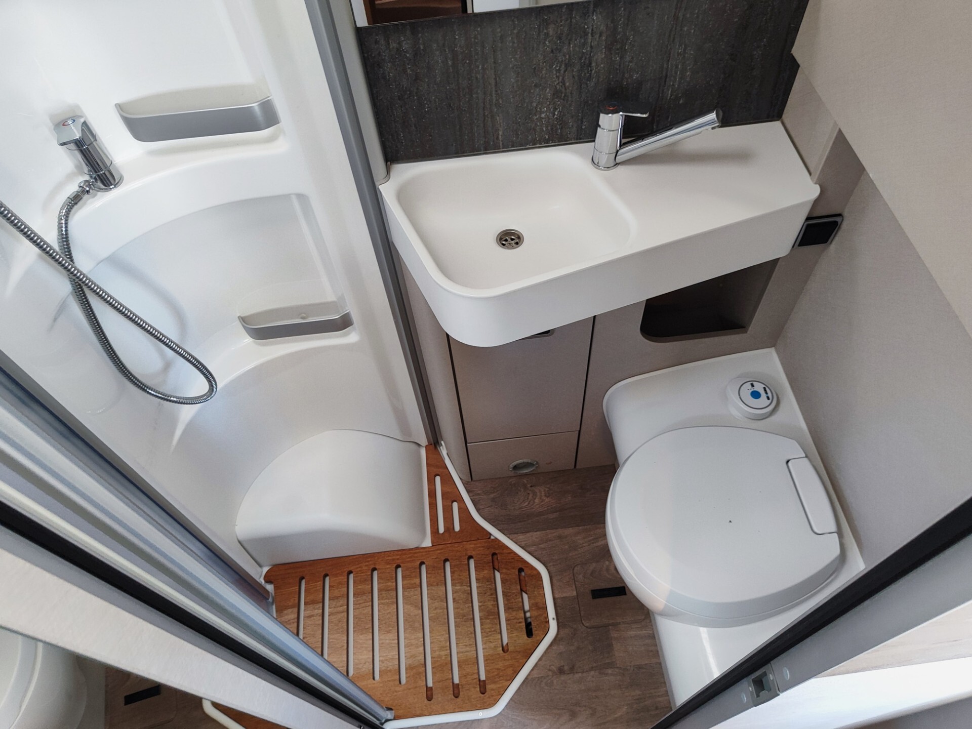 Hymer Exsis-I 580 Pure - Motorhome con letti gemel