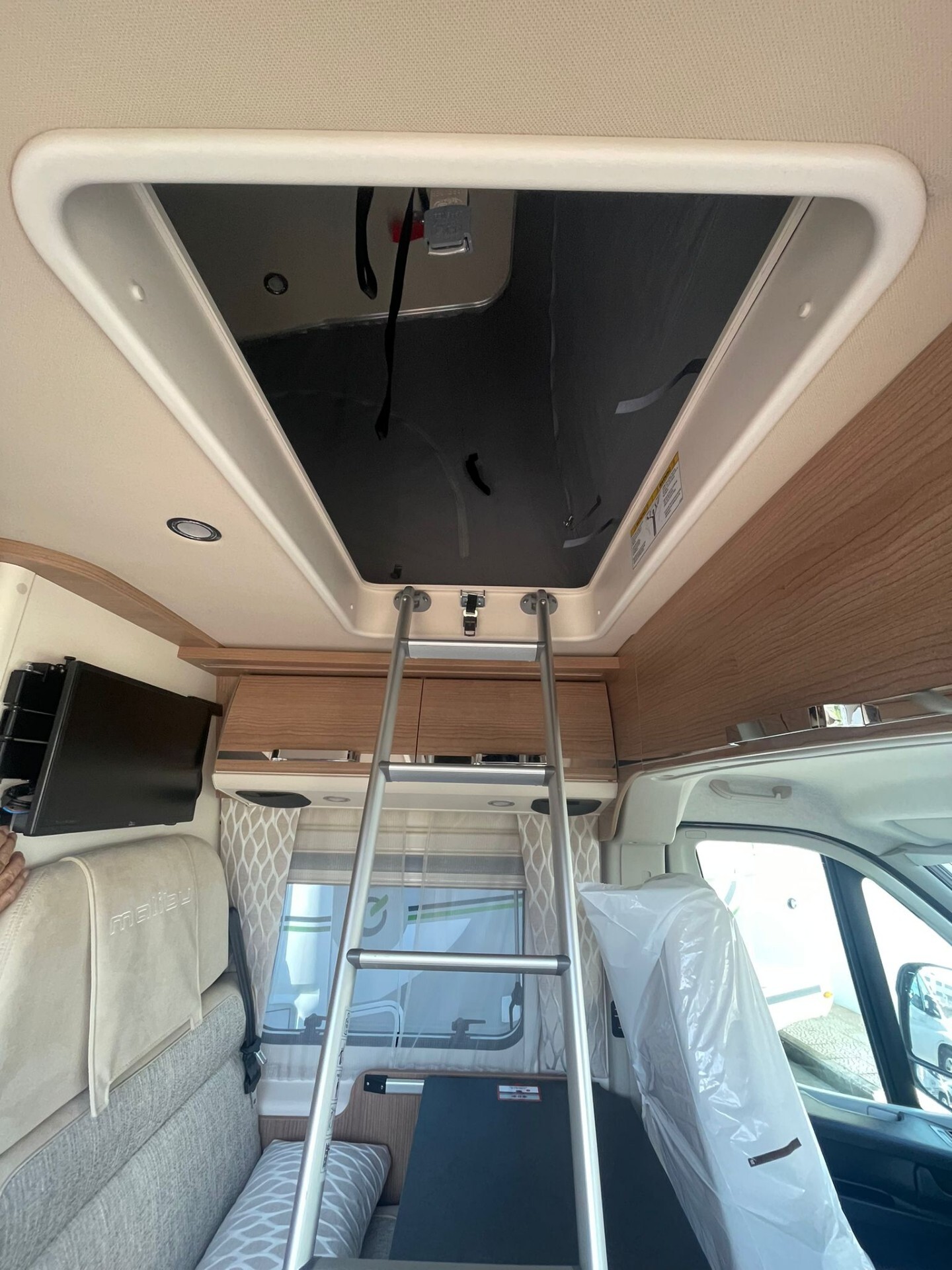 MALIBU VAN 540 DB COMPACT CON TETTO A SOFFIETTO SU