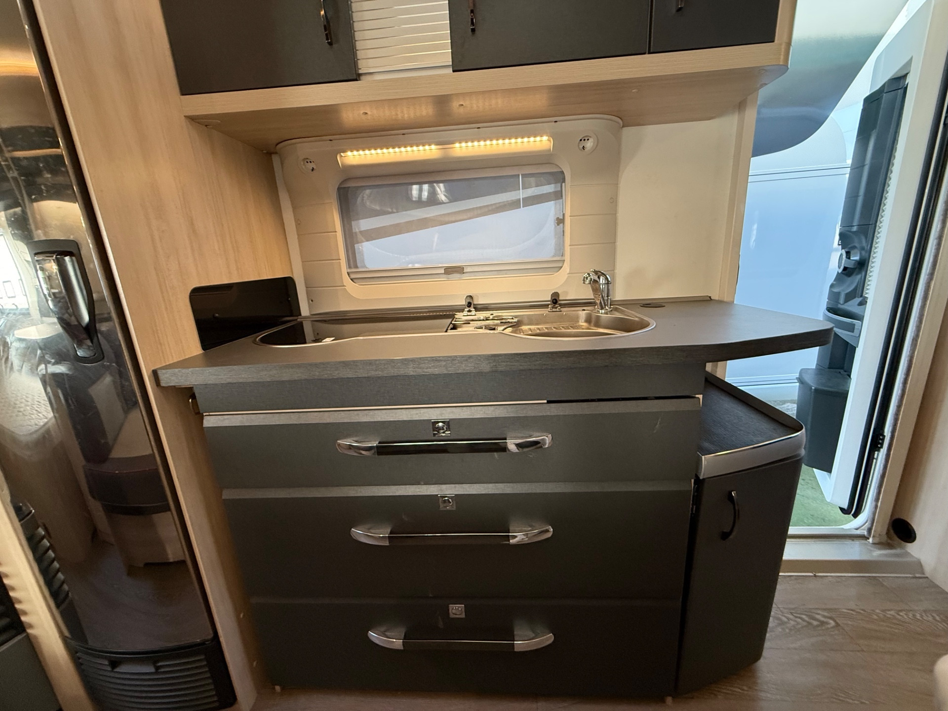 HOBBY DE LUX EDITION 8.3M DOPPIO ASSE