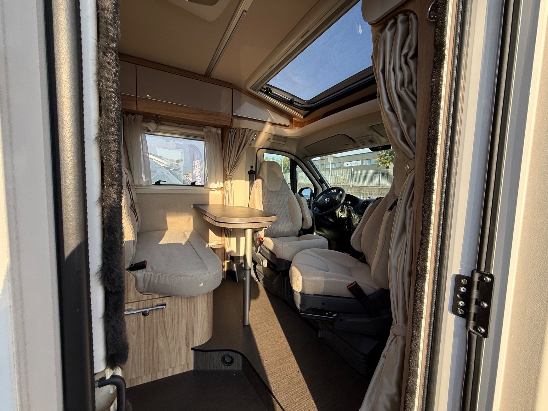 HYMER EXSIS-T 374 5.99 GARAGE