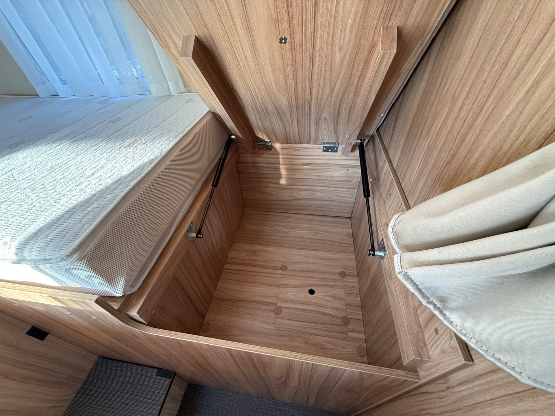 HYMER EXSIS-T 374 5.99 GARAGE